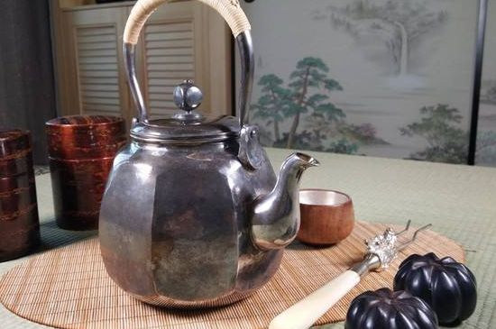 銀壺燒水后水里有黑色的東西，為什么銀壺里有黑點