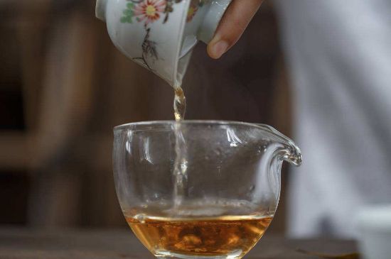 福鼎白茶要喝老的嗎，為什么喝白茶要喝老茶存新茶？