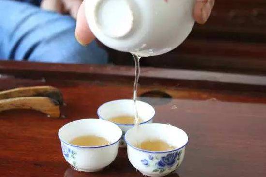 鴨屎香單叢雪片茶的特點，鳳凰雪片茶有什么特點？