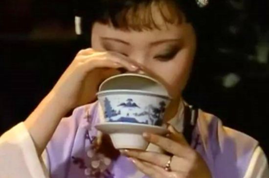 女士喝茶優雅姿勢，女士正確喝茶姿勢禮儀