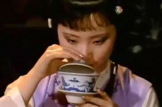 女士喝茶優雅姿勢，女士正確喝茶姿勢禮儀
