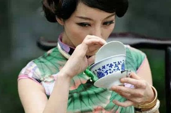 女士喝茶優雅姿勢，女士正確喝茶姿勢禮儀