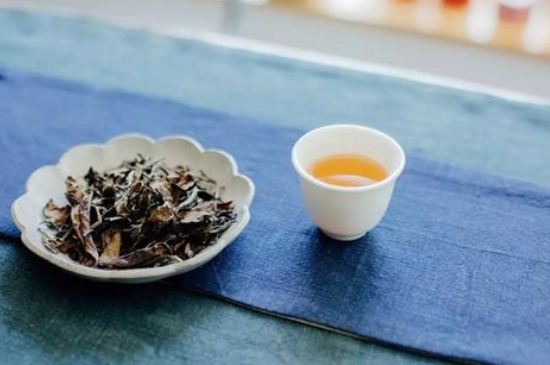 福鼎白茶能長(zhǎng)時(shí)間悶泡嗎，老白茶可以悶著喝嗎？