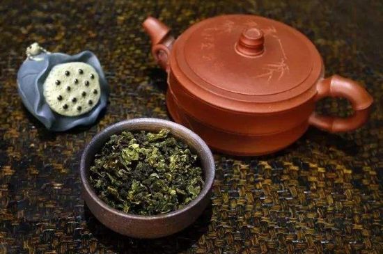 泡大紅袍、肉桂和水仙可以用一個(gè)紫砂壺嗎，可以摻一起沖泡么？