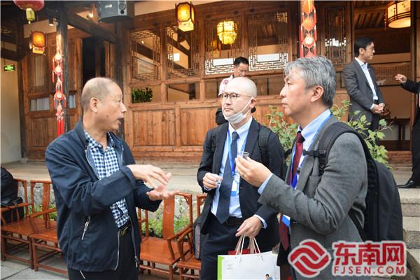 傳統茉莉花茶窨制工藝非物質文化遺產項目代表性傳承人王德星（左一）向外國駐華使節介紹福州茉莉花茶