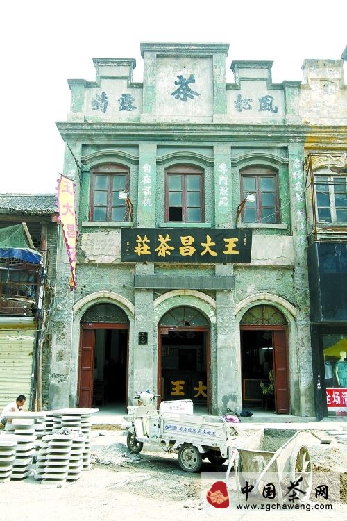 這座民國時期的建筑坐落在開封市鼓樓街。今年5月，我們采訪時，正面臨開封市政府對“鼓樓”進行整修、改造，“王大昌”能不能保留下來成為當時所有人心里的疑問。