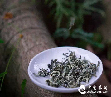 滇青”與“滇綠”毛料制作工藝的區別