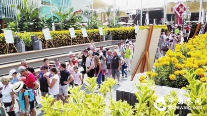 外國人在排隊等待參觀中國館