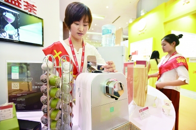 自動化的茶飲機讓喝茶如同喝咖啡般簡單。記者詹松 攝