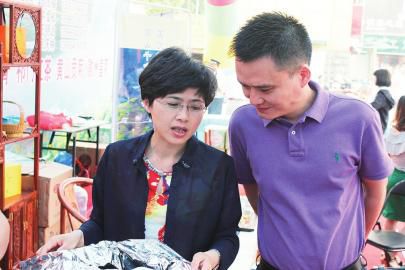 歙縣人民政府副縣長方蓉艷左調研歙縣茗茶銷售情況。