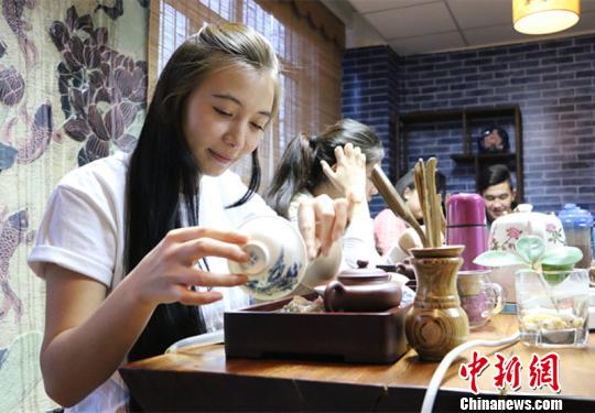 圖為來自烏茲別克斯坦的瑪夫杜娜在茶藝課上練習?！」⒌さ?攝