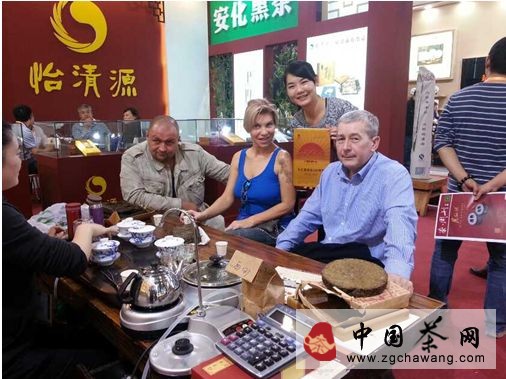 重走茶葉之路系列紀(jì)念茶：“湘楚溯源行”、“中原老家行”、“草原放歌行”及“不落的太陽(yáng)”四款安化黑茶紀(jì)念茶首登2013年廣州秋季茶博會(huì)。全球限量發(fā)行，唯一編號(hào)，引爆廣東藏茶圈。